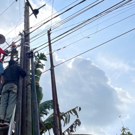 Menyambut Bulan Suci Ramadhan, Pemdes Simpang Tiga Siapkan 15 PJU Di Sejumlah Titik Strategis